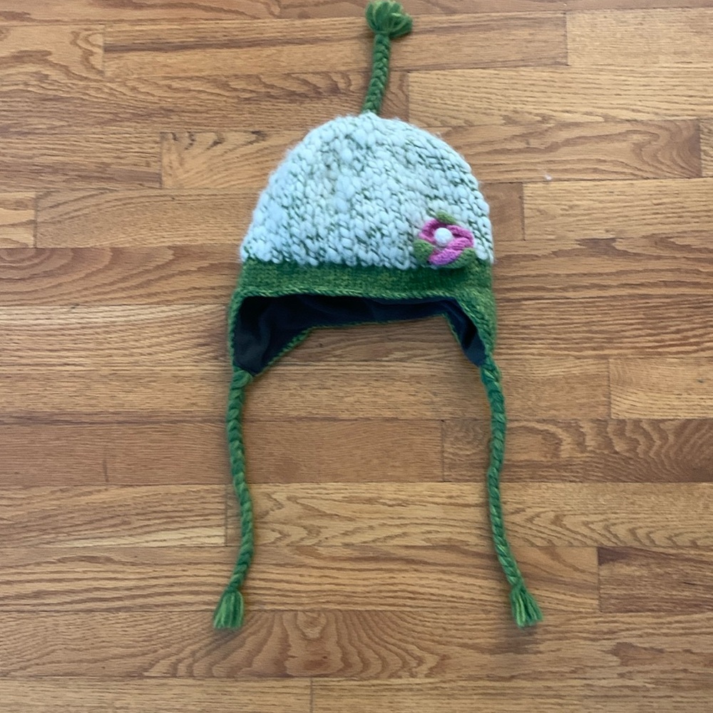 Ladies sz small knitted green/cream knit 100% wool winter hat with fleece lining